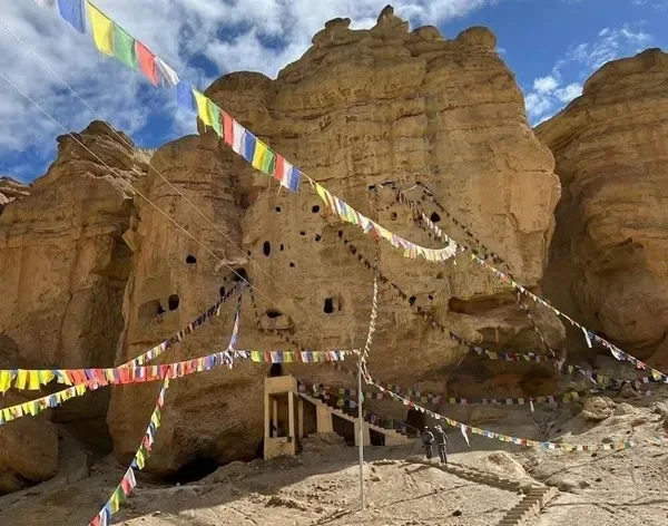jhong cave mustang